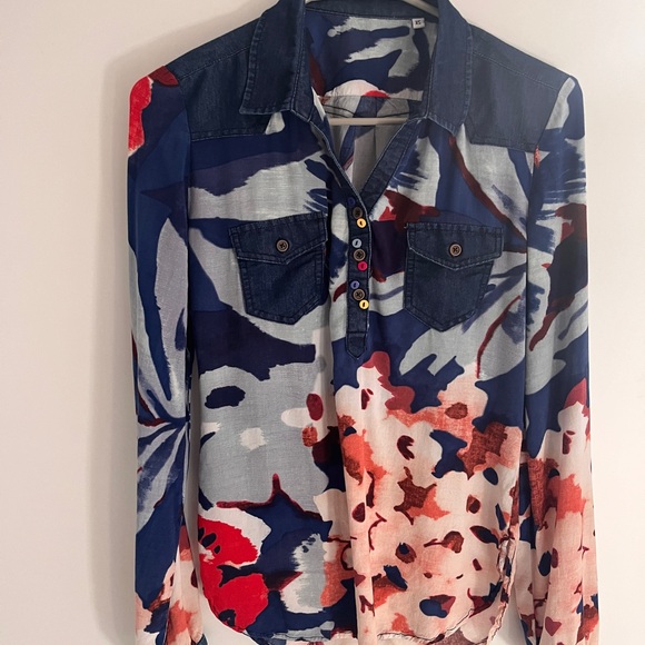Desigual shirt flower print . Such a fun design . XS - Picture 3 of 9